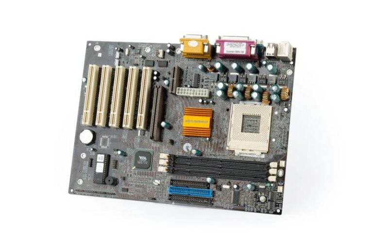 Odkryj najlepsze porównywarki płyt głównych do komputera – przewodnik po rynku