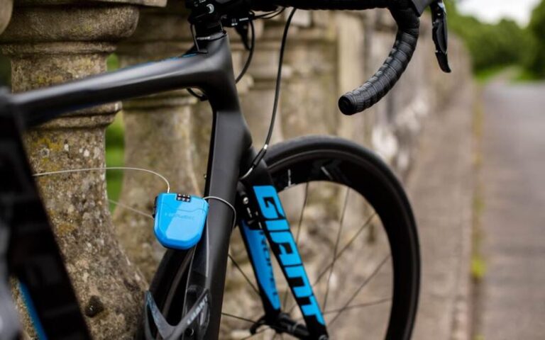 Niezbędne gadżety rowerowe na każdą wycieczkę – co warto mieć ze sobą?